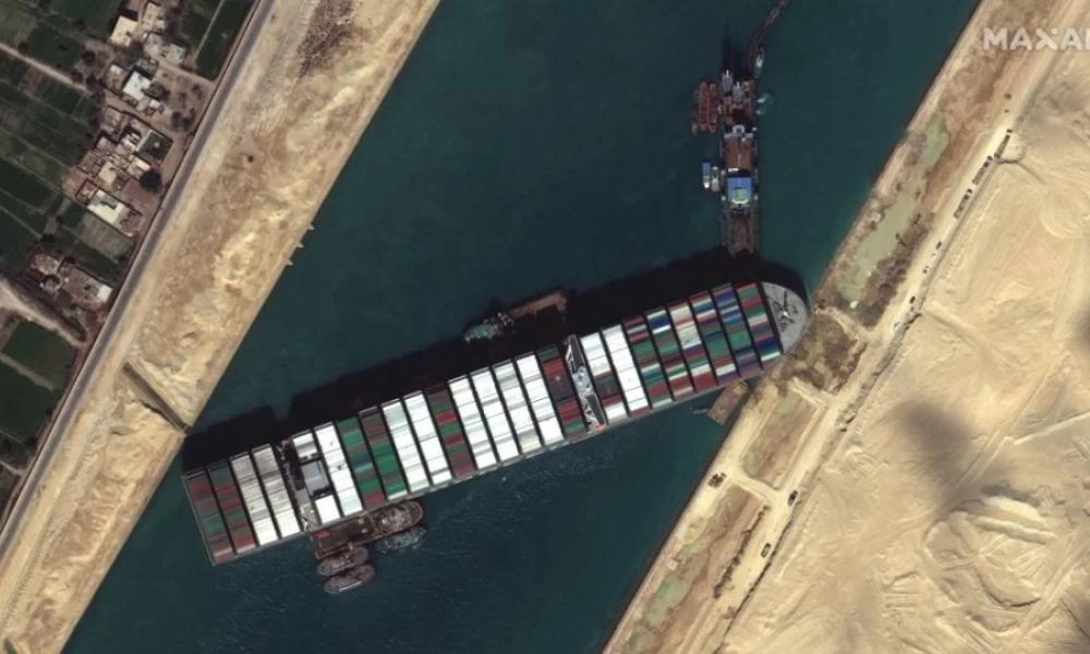 "Ξεκόλλησε" το Ever Given μετά από τιτάνιες προσπάθειες - Πότε θα αναοίξει η διώρυγα του Σουέζ